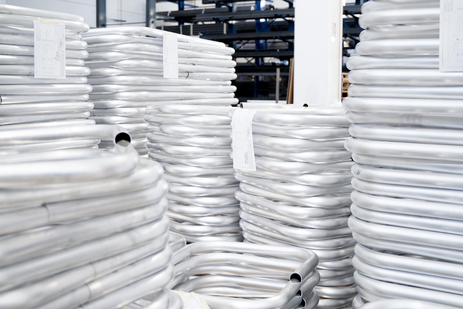 Componenti industriali dopo lavorazione alluminio in stabilimento