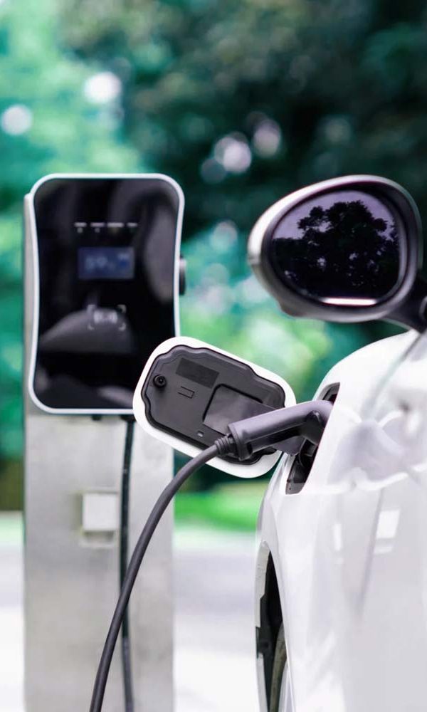 Auto elettrica con componenti in alluminio e acciaio - settore automotive