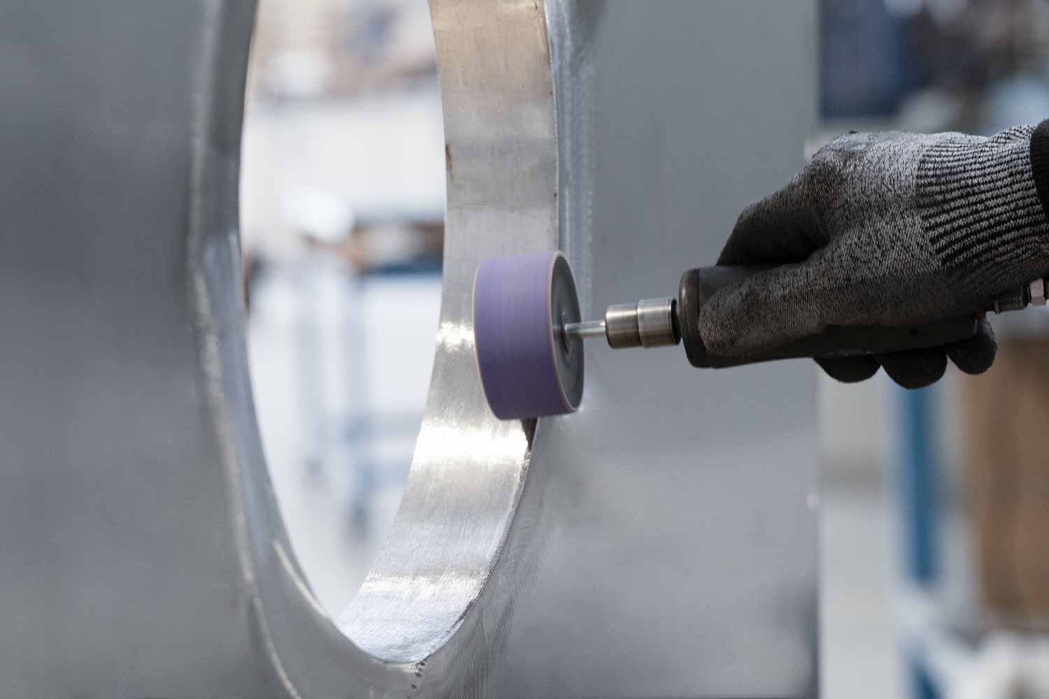 Finitura superficiale al tornio su pezzo circolare in alluminio