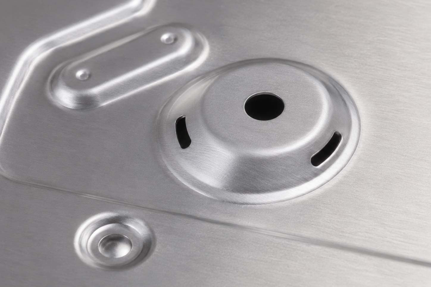 Stampaggio a freddo della lamiera in alluminio e acciaio inox
