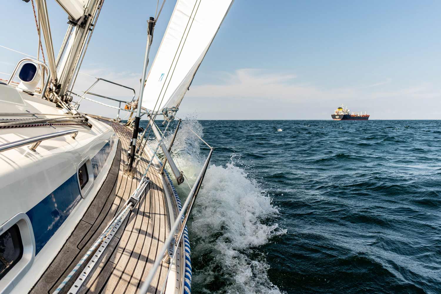 Barca a vela in mare - lavorazione alluminio per settore navale