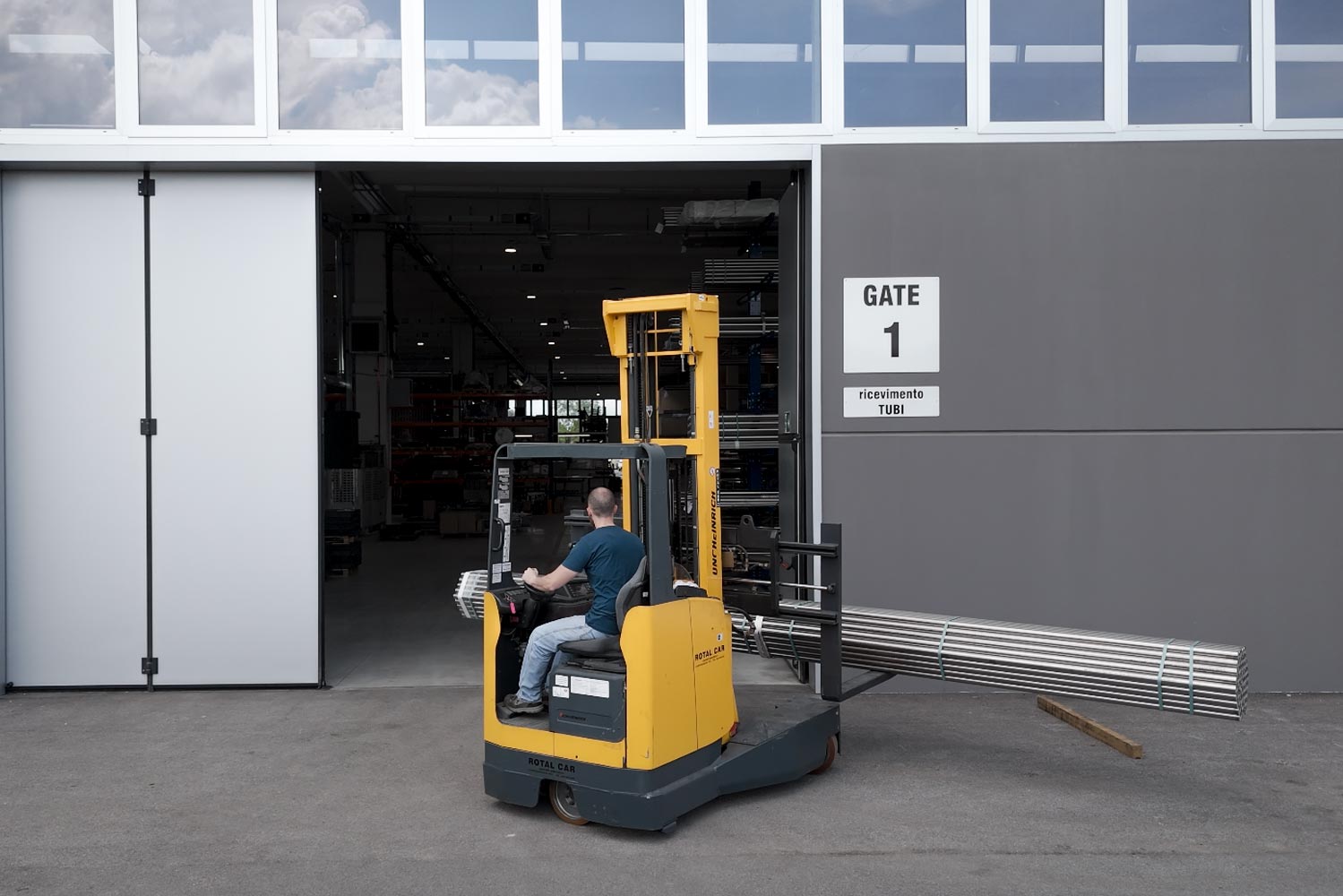 Operatore con muletto - logistica prodotti in alluminio Larinox