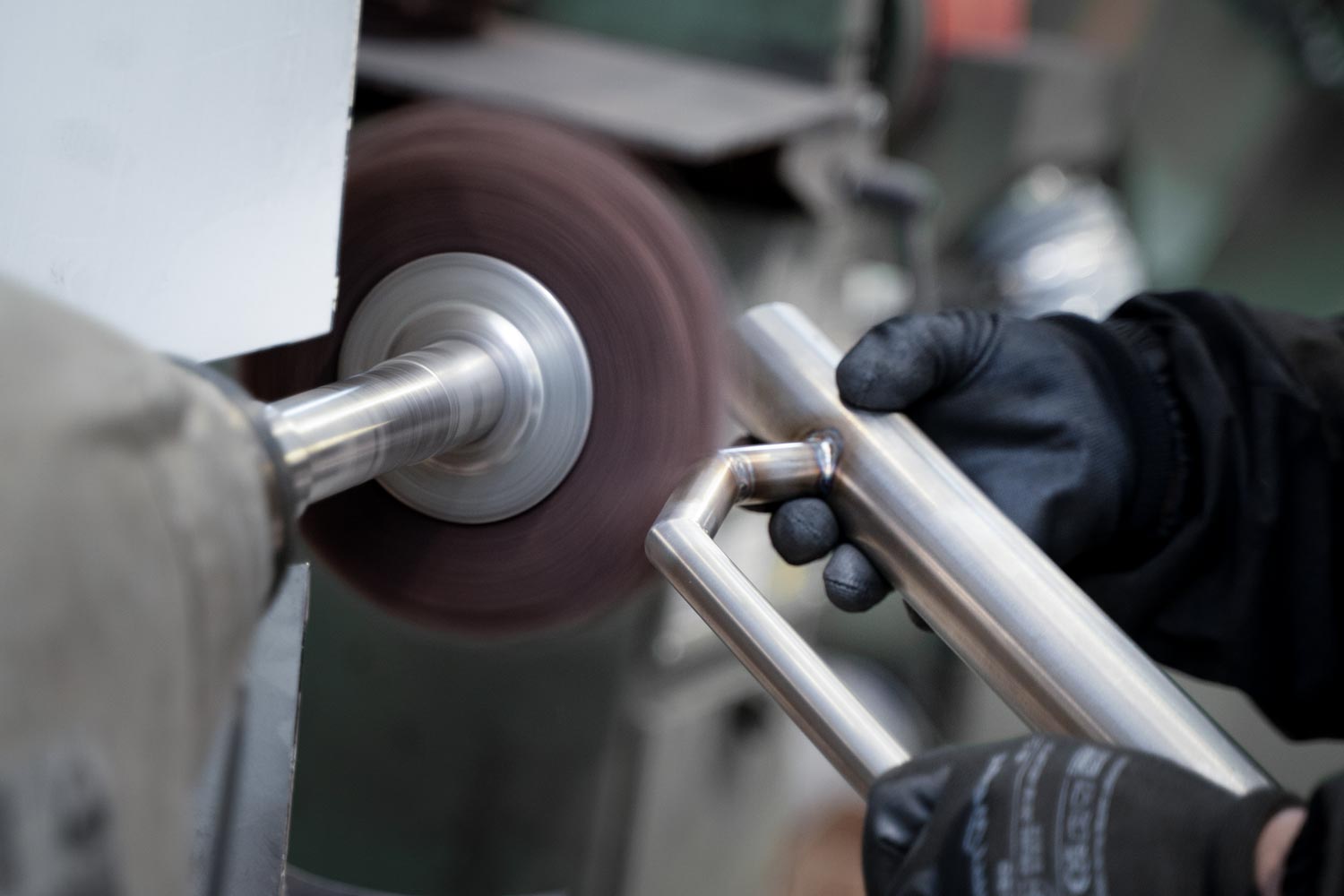Reparto finitura: tornitura su componenti in alluminio