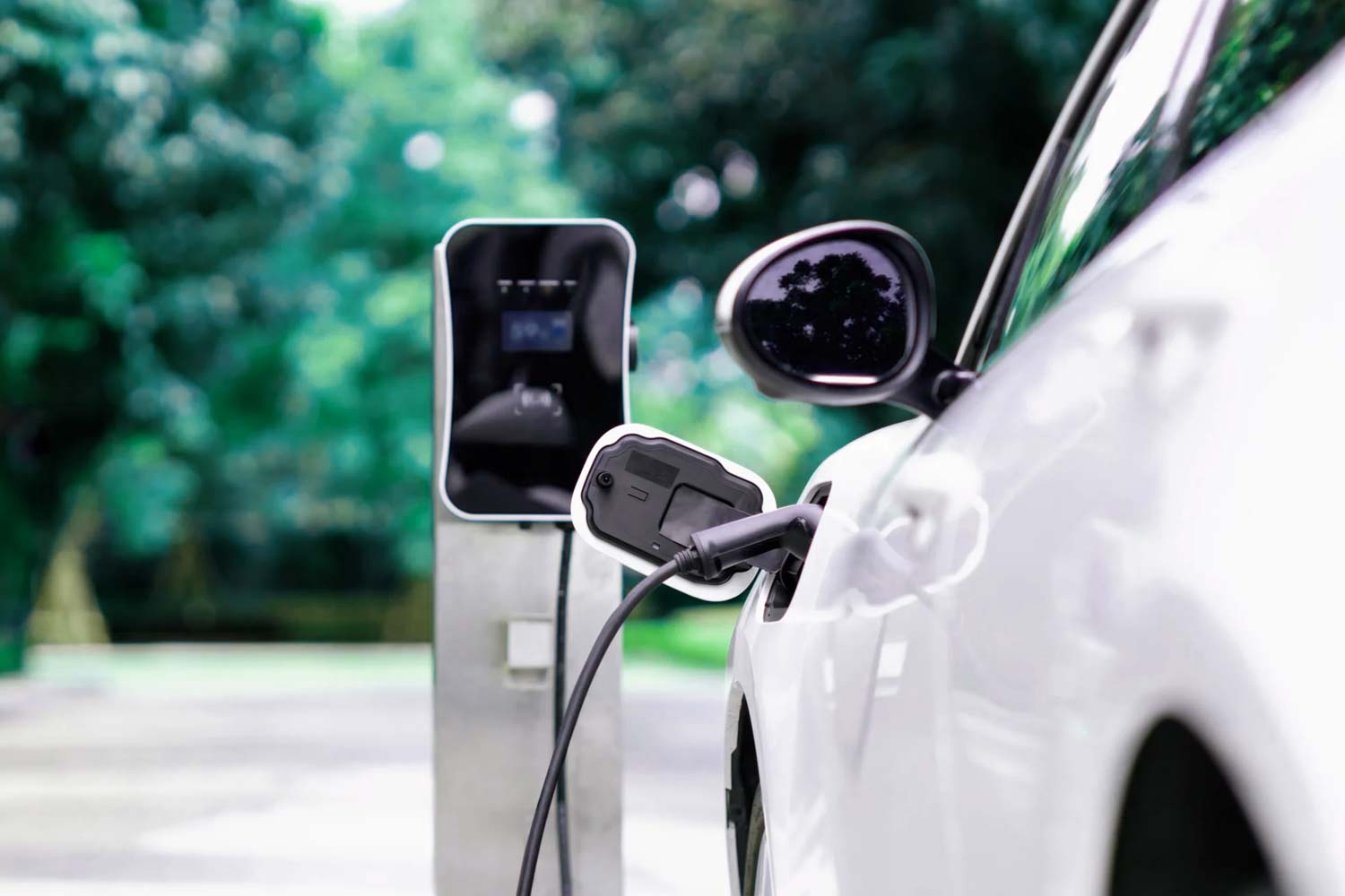 Auto elettrica con componenti in alluminio e acciaio - settore automotive