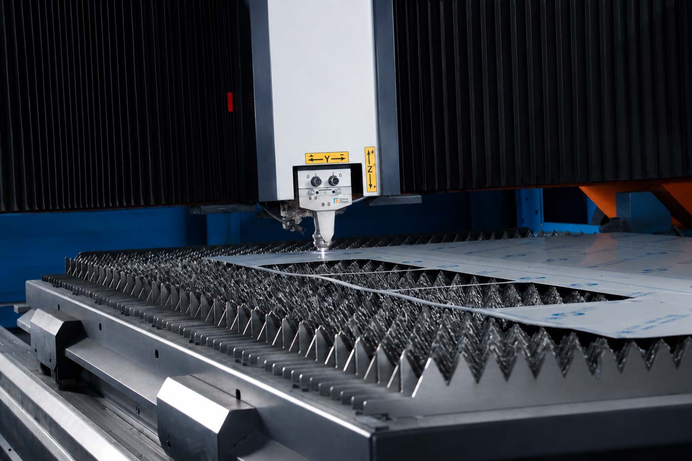 Taglio laser di lamiera in alluminio, lavorazione industriale