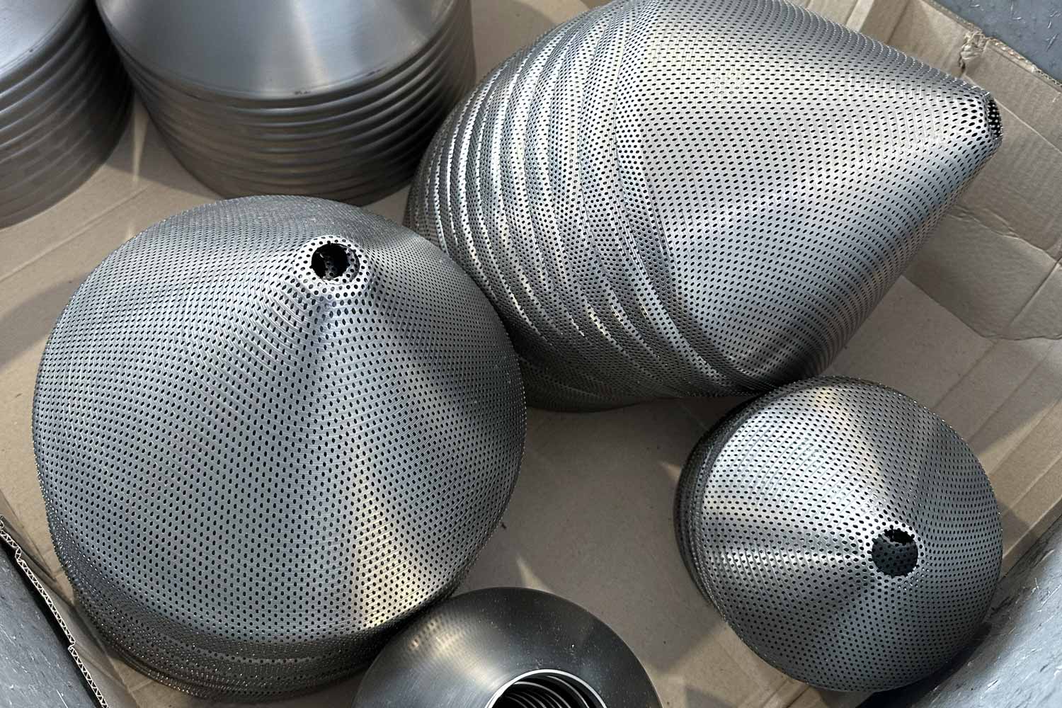 Punzonatura su componenti cilindrici in alluminio pronti per la consegna