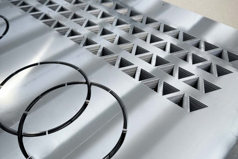 Foglio di alluminio dopo taglio laser con incisioni geometriche