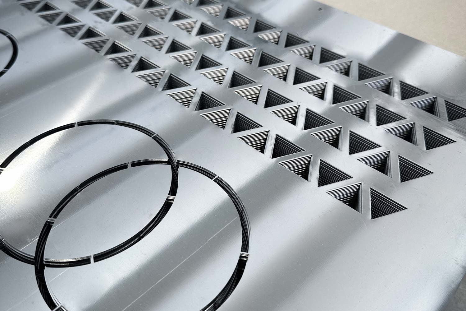 Foglio di alluminio dopo taglio laser con incisioni geometriche