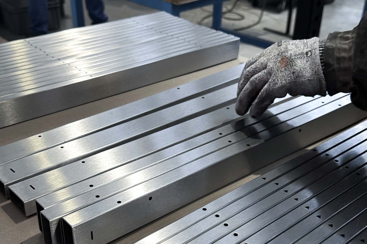 Mano di operaio Larinox su pezzo in alluminio lucidato