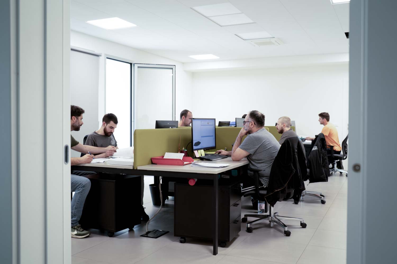 Ufficio tecnico Larinox al lavoro su progetti in alluminio