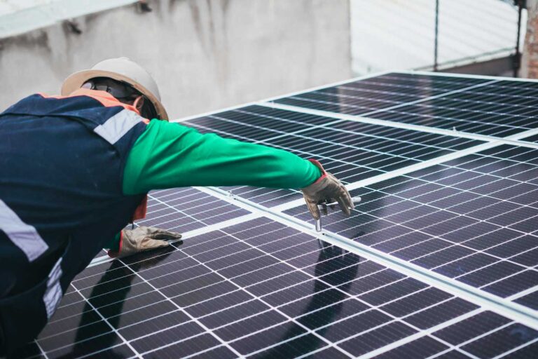 Settore energie rinnovabili: montaggio pannello fotovoltaico